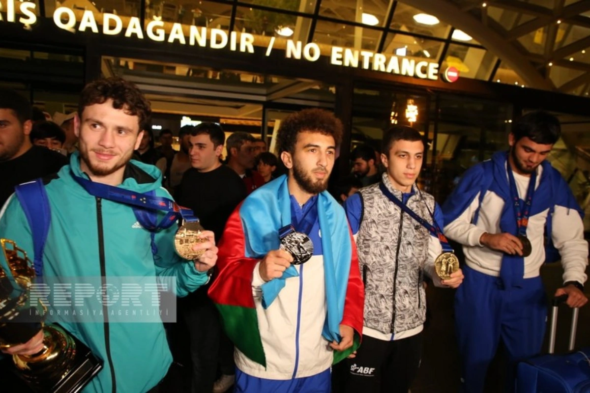 Азербайджанские боксеры, завоевавшие пять медалей на ЧЕ, вернулись на родину - ФОТО
